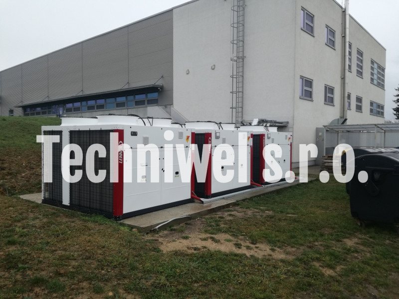 Tri priemyselné chillery s výkonom 160 kW inštalované pri výrobnej hale